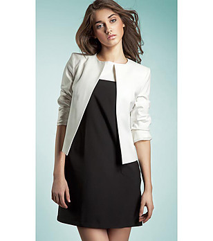 Стилно бяло дамско сако снимка