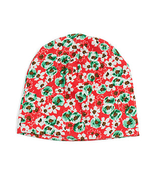 Червена детска шапка на цветя снимка