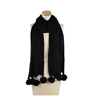 Черен плетен шал с помпони снимка