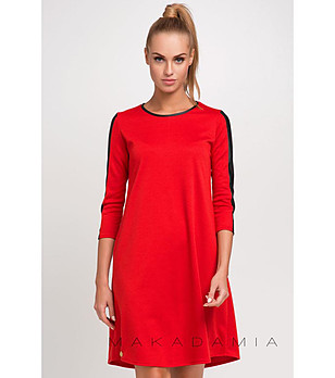 Червена рокля с контрастни кантове снимка