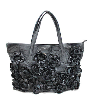 Черна дамска кожена чанта с декоративни цветя Tessa снимка
