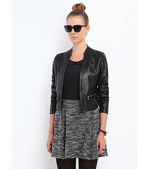 Късо черно дамско яке с имитация на кожа снимка