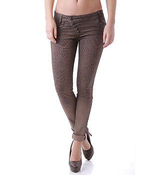 Кафяв дамски панталон с леопардови шарки снимка