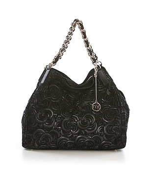 Черна дамска кожена чанта с верижки снимка