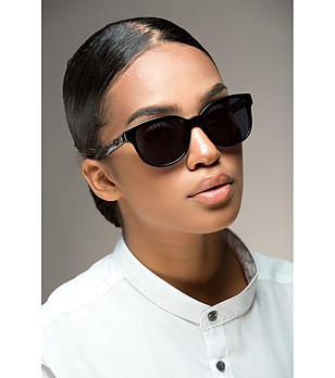 Черни дамски слънчеви очила с прозрачни дръжки снимка