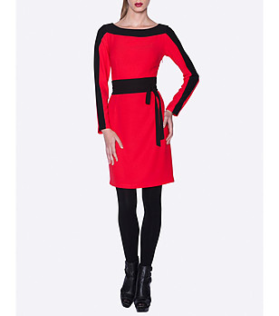 Червена рокля с черни кантове снимка