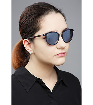 Дамски слънчево очила в синьо снимка