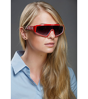 Дамски слънчеви очила тип маска в червено снимка