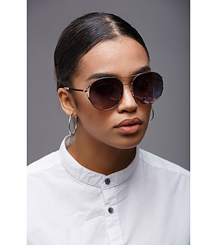 Златисти дамски слънчеви очила с тъмни лещи снимка