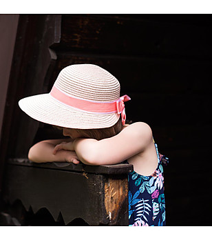 Светлорозова детска шапка с козирка Lina снимка