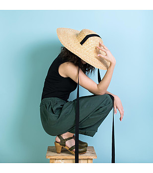 Бежова дамска шапка с черна лента Lala снимка