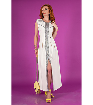 Елегантна рокля в цвят екрю със сребристи елементи снимка