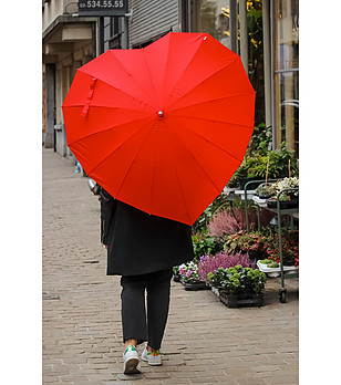 Червен чадър с формата на сърце снимка