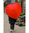 Червен чадър с формата на сърце-0 снимка