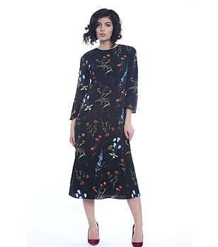 Черна рокля с флорален принт снимка