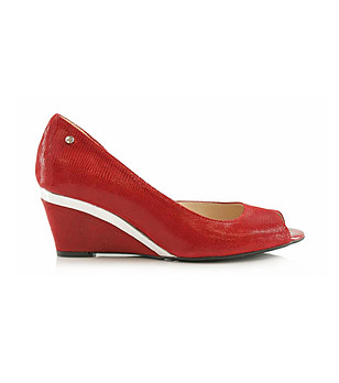 Червени кожени дамски обувки с платформа снимка