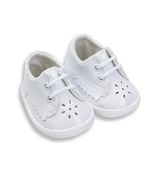 Бели бебешки обувки с перфорации снимка