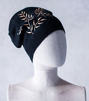 Черна дамска плетена шапка с бежови бродерии Adel снимка