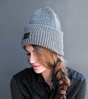 Дамска плетена топла шапка в сиво Alseia снимка