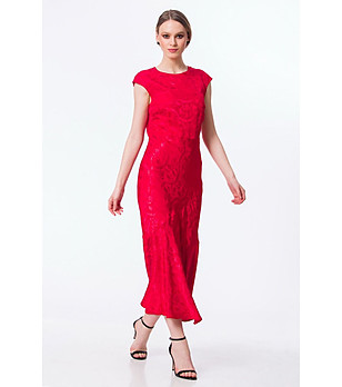 Дълга червена рокля с флорални мотиви снимка