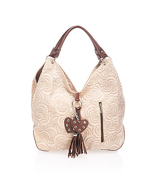 Бежова кожена дамска чанта с висулки Crystal снимка