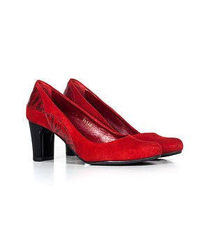 Червени велурени дамски обувки с контрастни елементи снимка