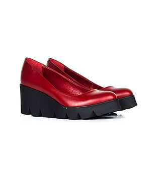 Червени кожени дамски обувки с платформа снимка