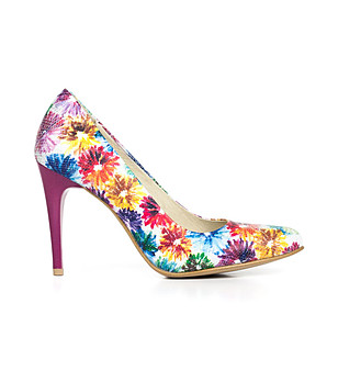 Многоцветни кожени дамски обувки на цветя снимка