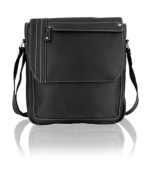 Черна кожена чанта с контрастни шевове снимка