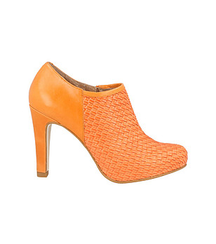 Затворени дамски оранжеви обувки Aura снимка