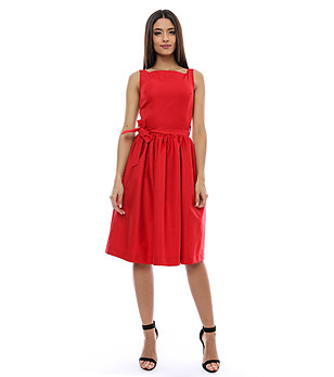 Червена рокля с връзка снимка