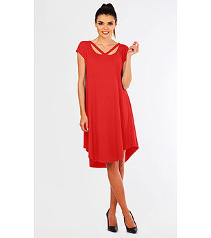 Червена асиметрична рокля Wiki снимка