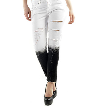 Дамски памучен панталон в бяло и черно с износен ефект снимка