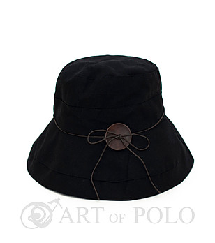 Дамска шапка в черно с декоративно копче Daneta снимка