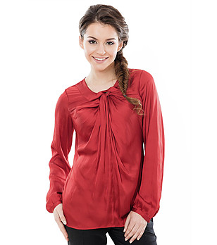 Нестандартна червена дамска блуза снимка