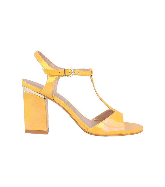 Жълти дамски сандали от естествена кожа снимка
