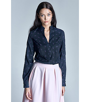 Тъмносиня дамска блуза с принт в розово снимка