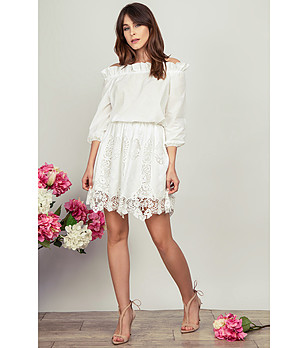 Бяла памучна рокля с плетена дантела снимка