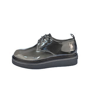 Дамски обуви в сиво снимка