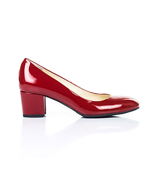 Лачени дамски кожени обувки в червено снимка