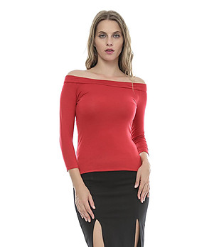 Червена дамска блуза снимка