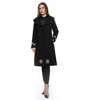Дълго черно дамско палто с бродерии снимка