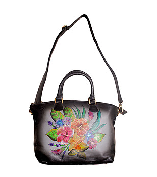 Черна кожена дамска чанта с флорални мотиви снимка