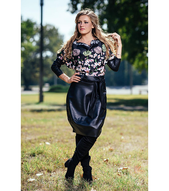 Черна рокля с флорални мотиви снимка