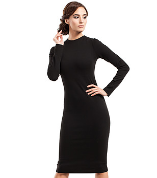 Черна вталена рокля с памук снимка