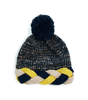 Зимна шапка в черен меланж с плетеница Zoe снимка