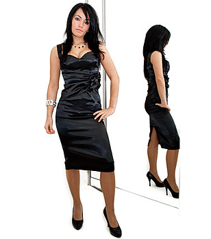Черна рокля със сатениран ефект Tori снимка
