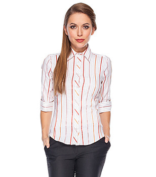 Бяла дамска риза на червени райета снимка