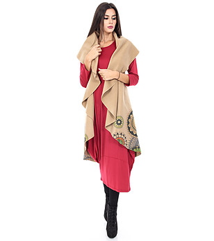 Дълъг бежов дамски елек снимка