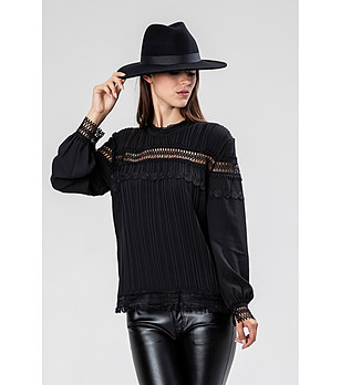 Дамска блуза в черно с плисиран ефект Tokai снимка
